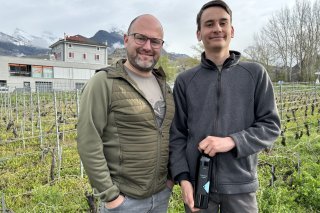 Julien Fournier, patron de la Cave des Promesses à Conthey et son apprenti viticulteur Arnaud Franzé.